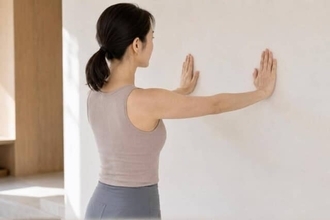首元がなんだか詰まって見える…。40代から始めたい“デコルテすっきり”簡単習慣