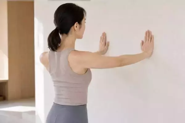 「首元がなんだか詰まって見える…。40代から始めたい“デコルテすっきり”簡単習慣」の画像
