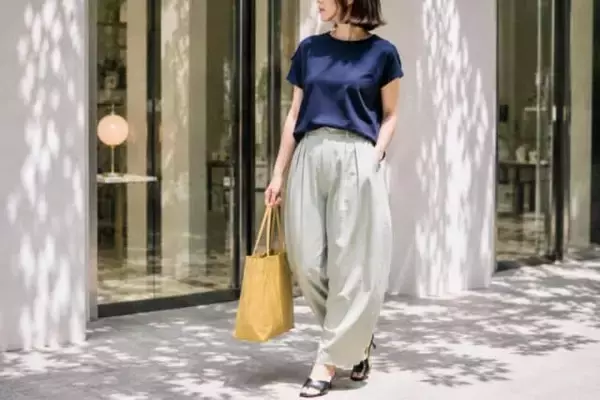 「まだ暑いけど、少し秋っぽく。夏服のままで楽しむ「晩夏コーデ」のつくり方３選」の画像