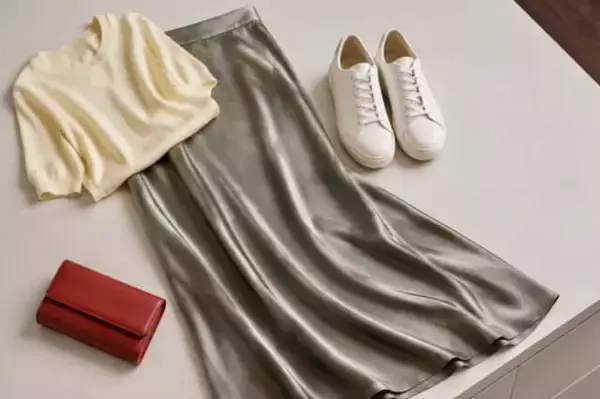「夏服には飽きた、でも秋服にはまだ早い。いま買って9月以降も着回せる「即戦力アイテム」３選」の画像
