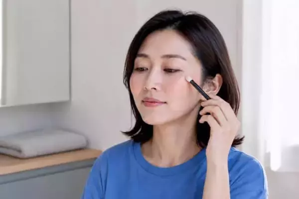 ハイライトとチーク、同じ場所に重ねてない？40代からは「上端だけ」をつなぐがコツ