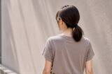 「その“まとめ髪”がおば見えの原因かも。40代・50代が見直したい“後頭部シルエット”」の画像1