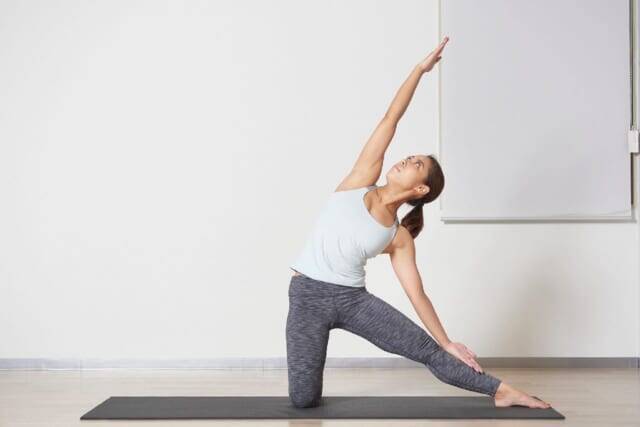 猫背で損してない？横姿の印象が変わる「姿勢と腰まわりが整う」簡単ヨガ習慣