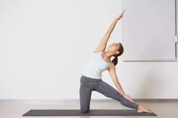 「猫背で損してない？横姿の印象が変わる「姿勢と腰まわりが整う」簡単ヨガ習慣」の画像