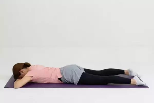 後ろ姿の印象に差がつく。１日１セット【太もも＆ヒップを同時に引き締める】簡単エクササイズ