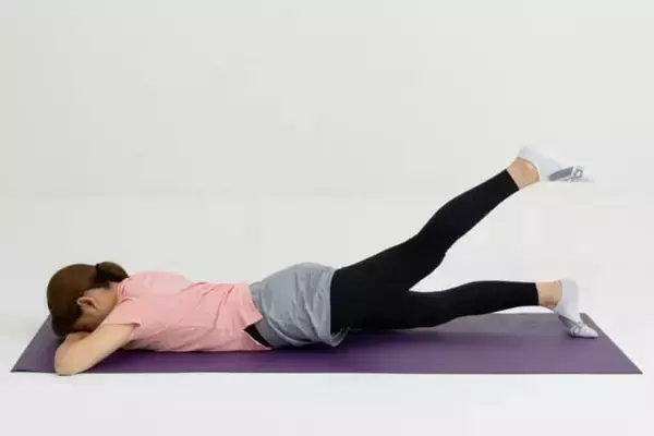 「後ろ姿の印象に差がつく。１日１セット【太もも＆ヒップを同時に引き締める】簡単エクササイズ」の画像