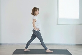 体を大きくねじって引き締め！１日１セット【太もも・腰・二の腕までスッキリ整う】簡単ポーズ