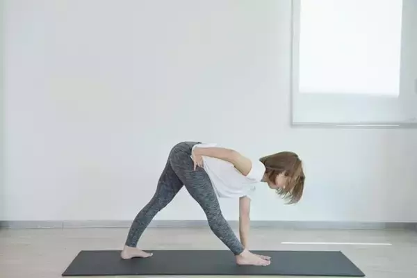 「体を大きくねじって引き締め！１日１セット【太もも・腰・二の腕までスッキリ整う】簡単ポーズ」の画像