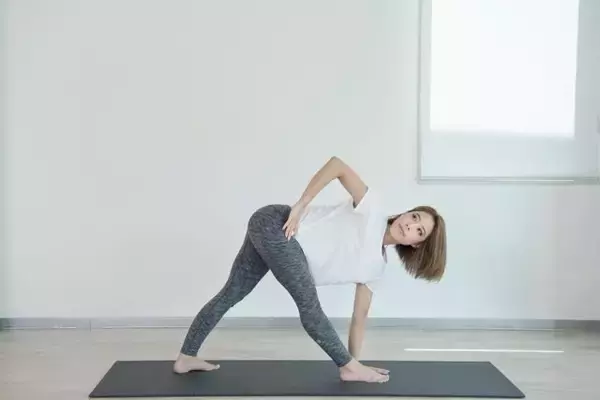 「体を大きくねじって引き締め！１日１セット【太もも・腰・二の腕までスッキリ整う】簡単ポーズ」の画像