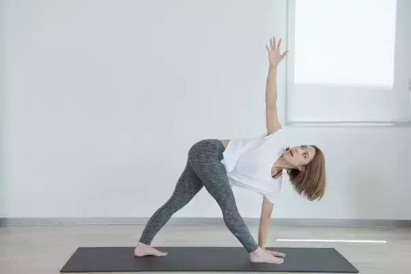 「体を大きくねじって引き締め！１日１セット【太もも・腰・二の腕までスッキリ整う】簡単ポーズ」の画像