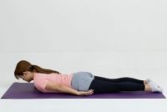 後ろ姿の丸みがスッと消える。１日10回【二の腕・肩・背中をまとめて鍛える】簡単エクササイズ