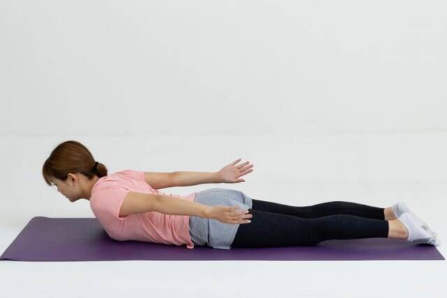 後ろ姿の丸みがスッと消える。１日10回【二の腕・肩・背中をまとめて鍛える】簡単エクササイズ