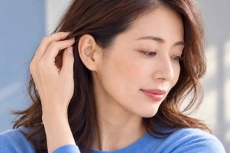 髪を下ろすと顔まわりが重い？片耳を見せ、口元に色を添える“秋らしい”整え方