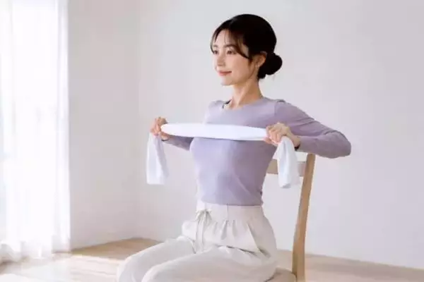 「後ろ姿がなんだか重たい…。40代以降が見直したい“肩甲骨まわり”の整え方」の画像