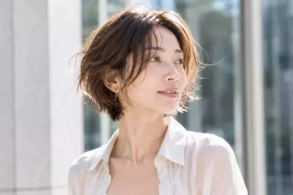 顔まわりレイヤーあり or なし、2026初夏にアカ抜ける大人ショートヘアの正解
