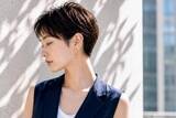 「顔まわりレイヤーあり or なし、2026初夏にアカ抜ける大人ショートヘアの正解」の画像2