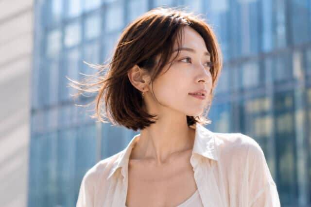 顔まわりレイヤーあり or なし、2026初夏にアカ抜ける大人ショートヘアの正解