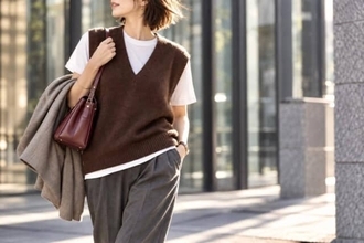 いつものTシャツまで秋仕様に。大人コーデに効く「ニットベスト」の重ね方３選