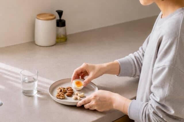 ダイエット中なのに食べたくなる…。40代以降が知っておきたい“空腹との付き合い方”
