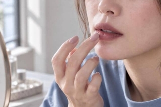 秋色リップは“きっちり塗らない”が新しい。2026秋、大人世代が取り入れたい「ブラーリップ」