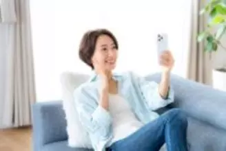 「まるで別人のように老けて見える…」を脱却！スマホ写真で“若見えする”撮られ方のコツ