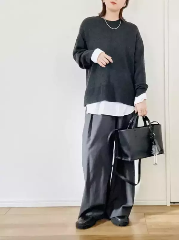 「ニットはまだ着たいけど重い…。40代の冬→春をつなぐ「白レイヤード」着こなしテク３つ」の画像