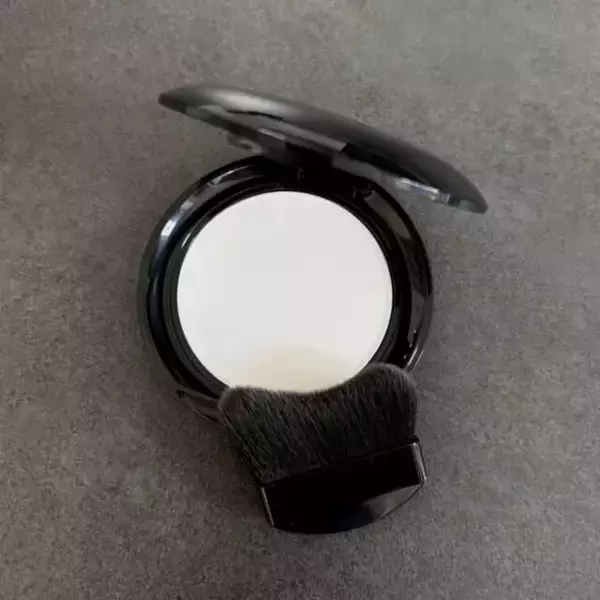 「【40代・50代】夕方でもくすまない。テカリ・毛穴・にじみを防ぐ最新ベースメイク３選」の画像