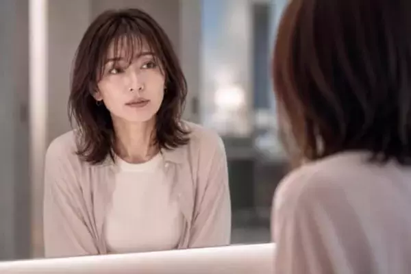 湿気で前髪が決まらない…。大人世代が見直したい“顔まわり問題”の解決策
