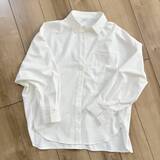 「白シャツは“シルエット勝負”で。見た目−５歳【GU】ドルマンシャツで叶える「抜け感コーデ」」の画像1