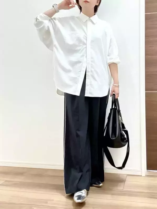 「白シャツは“シルエット勝負”で。見た目−５歳【GU】ドルマンシャツで叶える「抜け感コーデ」」の画像