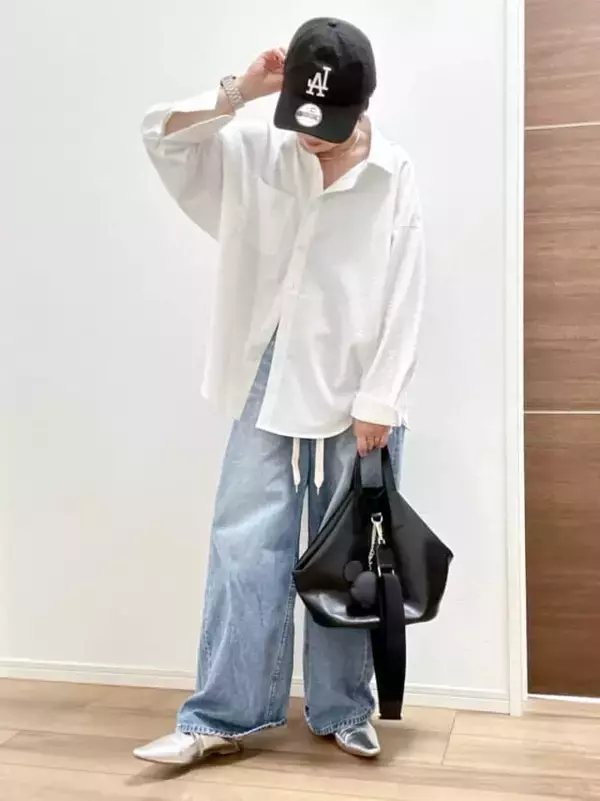 「白シャツは“シルエット勝負”で。見た目−５歳【GU】ドルマンシャツで叶える「抜け感コーデ」」の画像