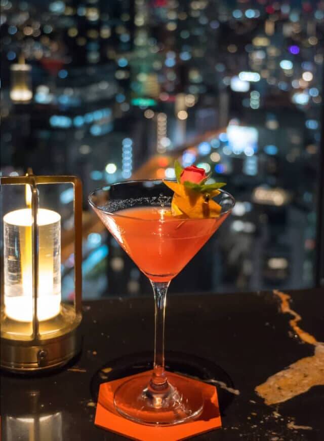 33階から東京の夜景を見下ろすディナーと東京タワーを間近に見る絶景のバータイム【ザ・プリンス パークタワー東京】
