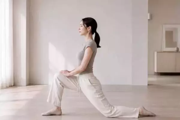 ぽっこりお腹が気になる人へ。座りっぱなしの日に取り入れたい簡単ストレッチ