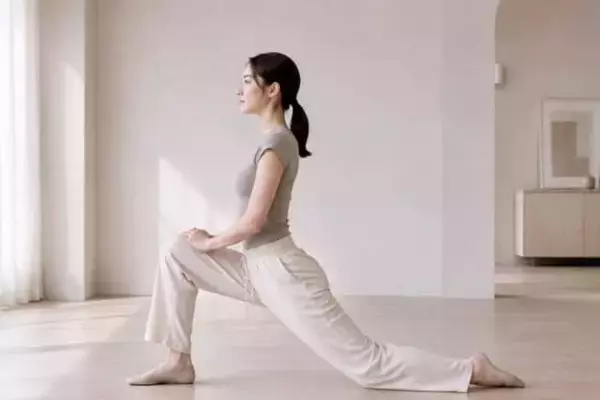 「ぽっこりお腹が気になる人へ。座りっぱなしの日に取り入れたい簡単ストレッチ」の画像