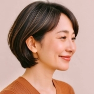 《美容師イチオシ》白髪ぼかしにも最適。暗髪でも“重たく見せない”大人世代の【最旬ショートヘア】