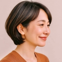 《美容師イチオシ》白髪ぼかしにも最適。暗髪でも“重たく見せない”大人世代の【最旬ショートヘア】