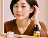 「《美容師イチオシ》白髪ぼかしにも最適。暗髪でも“重たく見せない”大人世代の【最旬ショートヘア】」の画像3