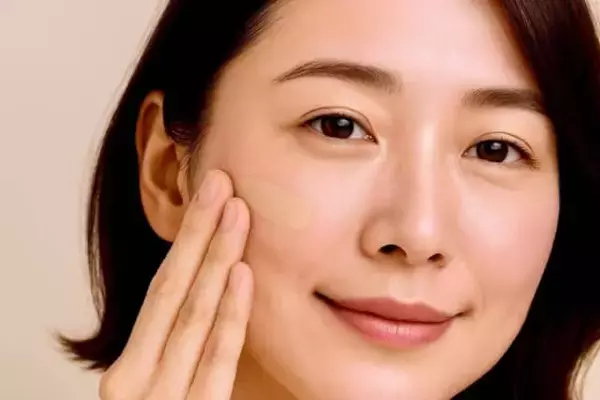 くすみのない大人肌を演出。素肌感を残して“血色と立体感”を引き出す「ベースメイクのコツ」