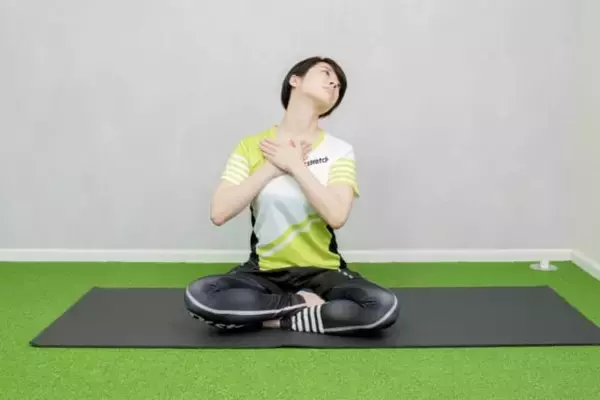 「顔のむくみ・つらい首の原因は“姿勢”かも。１日３セット【首まわりをリセットする】簡単ストレッチ」の画像