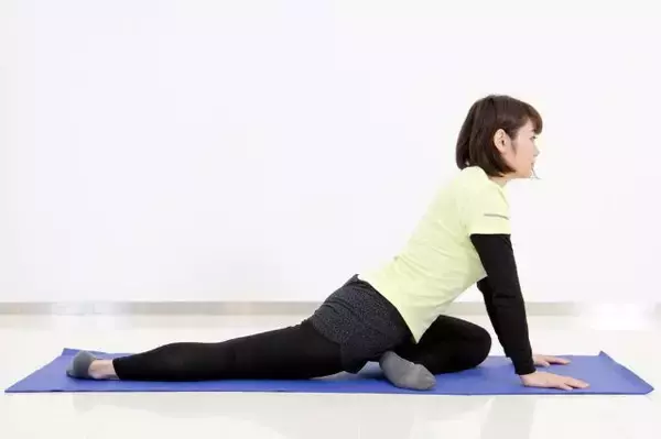 下半身の印象を変えたいなら。１日３セット【股関節ゆるめて巡りを整える】簡単ストレッチ