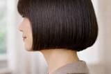 「一直線に毛先を揃えると古く見える？40代・50代のボブが野暮ったくなる“重すぎライン”問題」の画像1