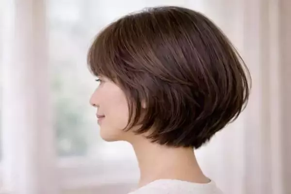 「一直線に毛先を揃えると古く見える？40代・50代のボブが野暮ったくなる“重すぎライン”問題」の画像