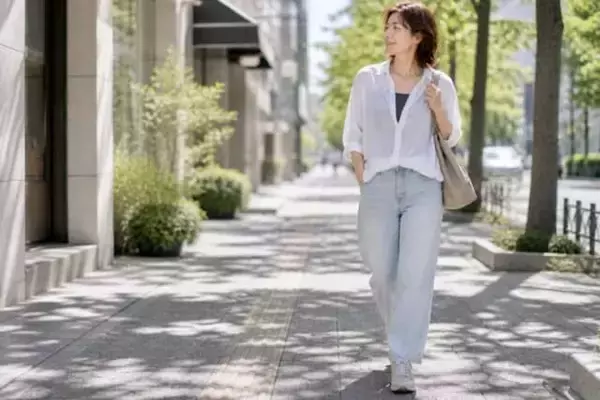 「頑張りすぎない方が若く見える？40代・50代の“抜け感ファッション”の正解」の画像