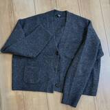 「【ユニクロ】冬コーデが即アカ抜け。「ショート丈ニットカーデ」で楽しむ大人のレイヤード術」の画像1