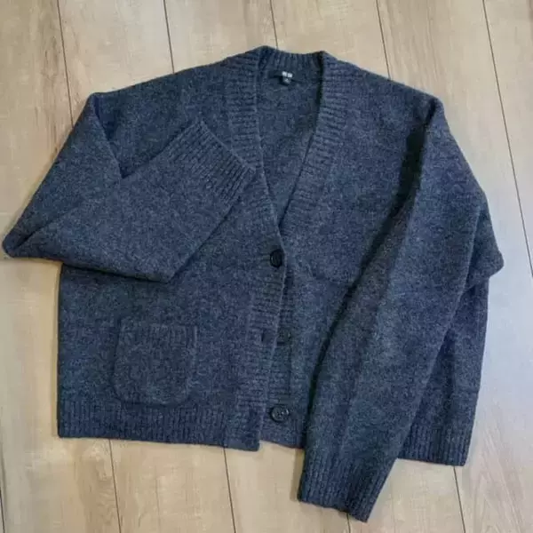 【ユニクロ】冬コーデが即アカ抜け。「ショート丈ニットカーデ」で楽しむ大人のレイヤード術