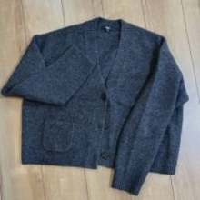 【ユニクロ】冬コーデが即アカ抜け。「ショート丈ニットカーデ」で楽しむ大人のレイヤード術