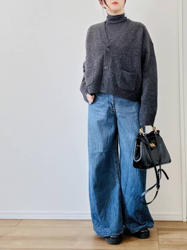 【ユニクロ】冬コーデが即アカ抜け。「ショート丈ニットカーデ」で楽しむ大人のレイヤード術