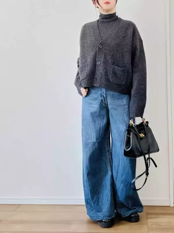 「【ユニクロ】冬コーデが即アカ抜け。「ショート丈ニットカーデ」で楽しむ大人のレイヤード術」の画像