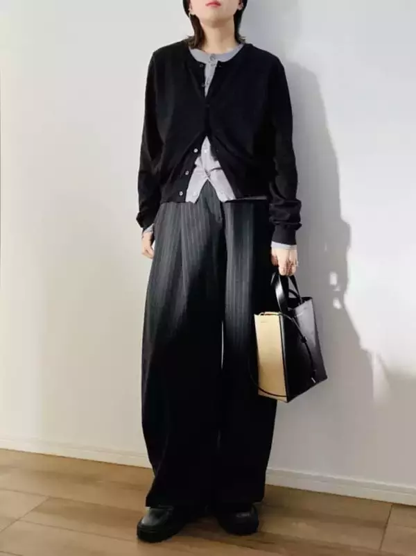 「帰省も忘年会もこれ１枚でOK。40代の冬コーデを瞬時に“今っぽく”見せる【レイヤード見えニット】」の画像