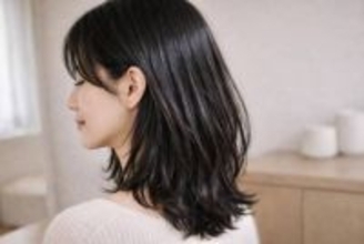 2026年は「黒髪回帰」へ。重見えしない“透けブラック”で整える大人の旬顔ヘアカラー＆白髪対策